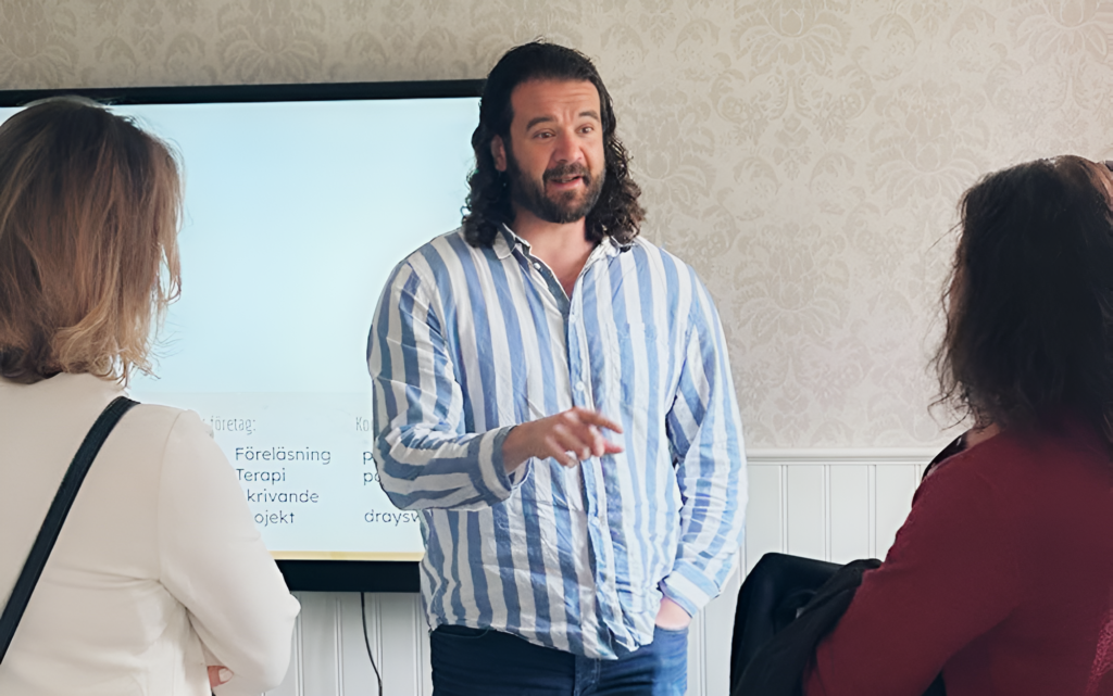 Kim Larsson håller föreläsning
